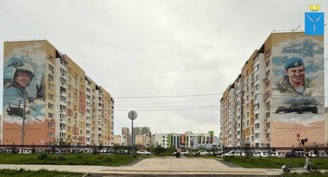 В Саратове на фасаде многоэтажки появился портрет героя СВО Виталия Писарева В Саратове на фасаде многоэтажки появился портрет героя СВО Виталия Писарева
